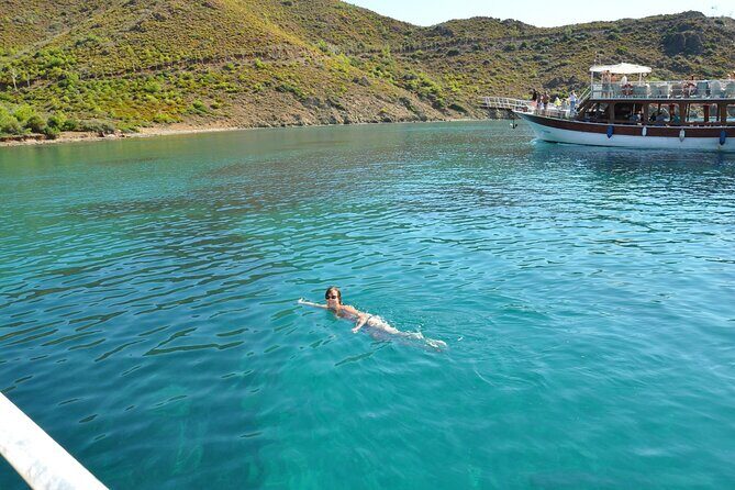 Alanya Catamaran Boat Trip incl. Lunch and drinks - How the day moves between Red Tower, Kleopatra Beach, and the castle views