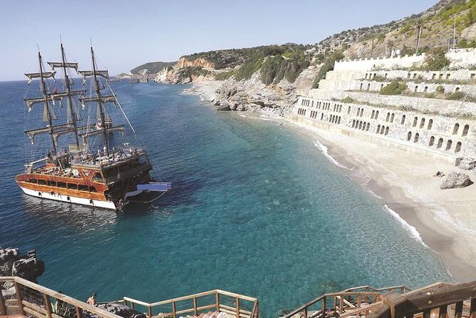 Alanya Catamaran Boat Trip incl. Lunch and drinks - Getting to Red Tower and boarding Brothers Five Katamaran