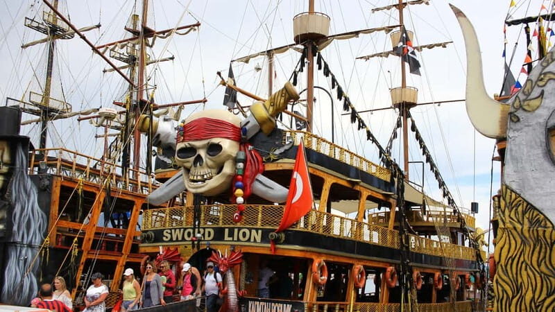 Alanya: Pirate Boat Trip with Lunch and Drinks - BBQ Lunch and Soft Drinks: Easy Eating Without Losing the Day