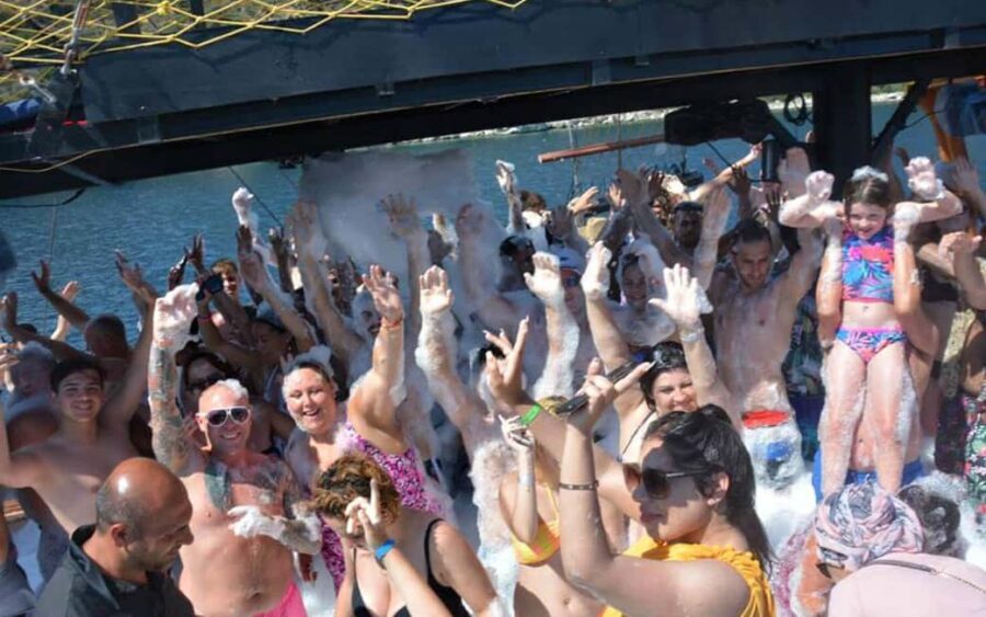 Alanya Pirate Cruise: Swim, Lunch & Unlimited Soft +Transfer - Seeing Alanya Castle and the Red Tower from the water