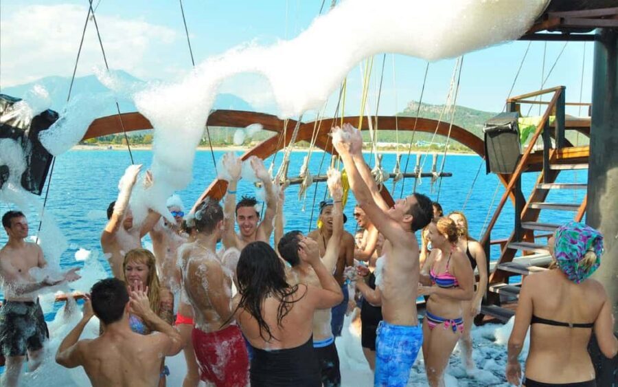 Alanya Pirate Cruise: Swim, Lunch & Unlimited Soft +Transfer - Getting picked up and finding the boat (without losing time)