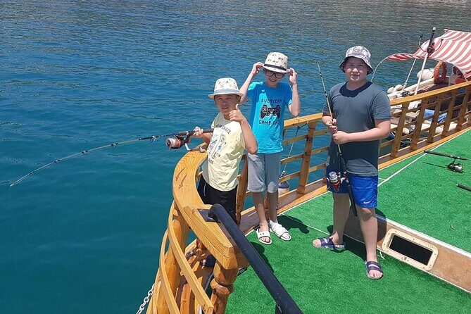 Alanya Relaxing Boat Tour with Lunch, Soft Drinks & Transfer - Stop 1: Alanya Harbor and the First Hour You Can Actually Enjoy