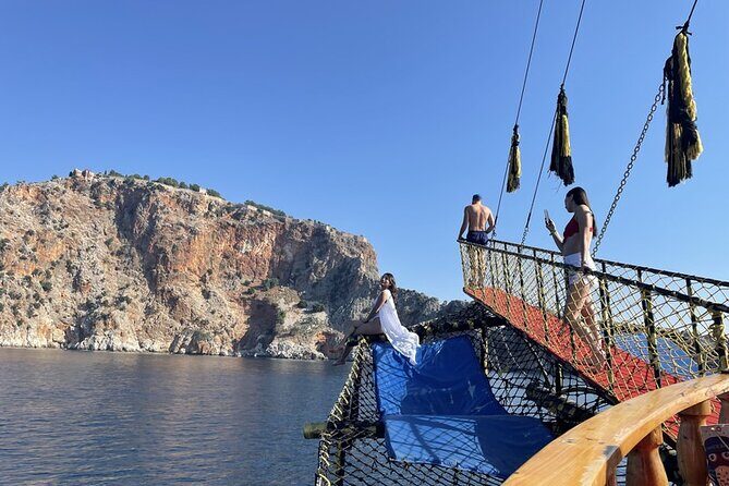 Pirate Boat Tour in Alanya: A Relaxing Day Out with Lunch - Alanya Kalesi and the Cave Circuit: Pirate, Phosphorus, and Lovers’ Cave